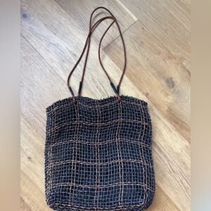 Raffia net market hobo bag with leather straps